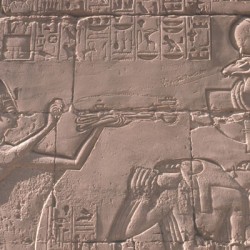 Karnak. Hypostyle, Ramsès II offrant de l’encens © CNRS Photothèque  CFETK  Jean-Claude GOLVIN