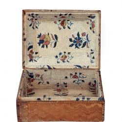 Boîte en marqueterie de paille tapissée d’un papier dominoté, époque Louis XVI. Motif floral sur fond picoté imprimé en bleu et rehaussé de quatre couleurs ; (collection de l’auteur, photo © Corinne Schanté-Angelé).