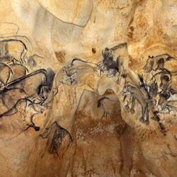 Grotte de Chauvet, grande fresque de la salle du fond (environ 36 000 and av. JC) (© Jean Clottes / Ministère français de la Culture)