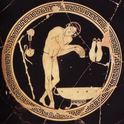 Un athlète s’enduisant le corps d’huile parfumée, coupe grecque copie (photo H Lewandowski, RMN), Musée du Louvre.