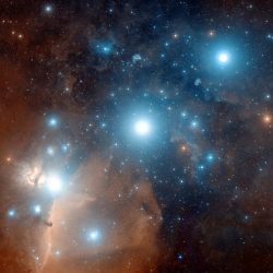 Alnitak, Alnilam et Mintaka, trois étoiles supergéantes bleues qui forment le baudrier d'Orion au centre du quadrilatère d'Orion.