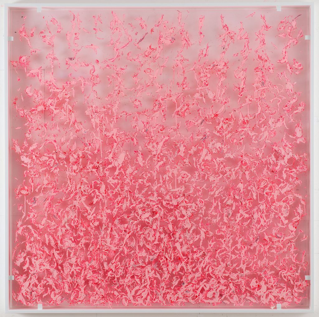 Alfredo Pirri, Arie, 2014, 100 x 100 cm, émaux acryliques sur plumes et plexiglas coloré, photographe Giorgio Benni. 
(courtesy Alfredo Pirri)