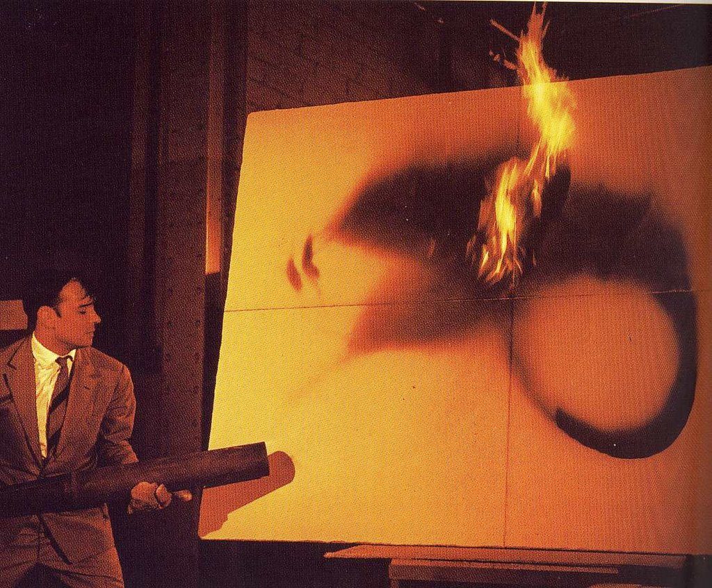 Yves Klein réalisant une peinture de feu.