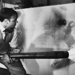 Yves Klein réalisant une peinture de feu.
