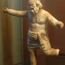 Papposilène de drame satyrique (un satyre père adoptif et précepteur du dieu Dionysos), terre cuite béotienne, Musée du Louvre (wikipedia)